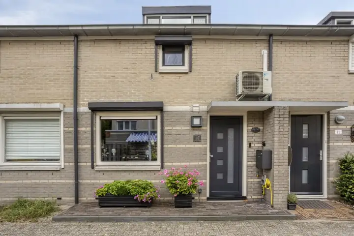 Terraced house for sale: Mandenmakerspad 15, Circus/Kermisbuurt Amsterdam