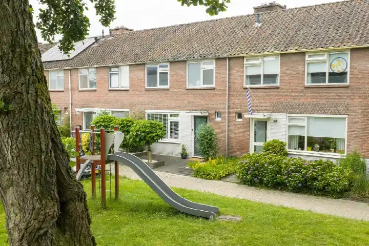 Tussenwoning te koop: Manger Catsperk 25, De Singels oost Drachten