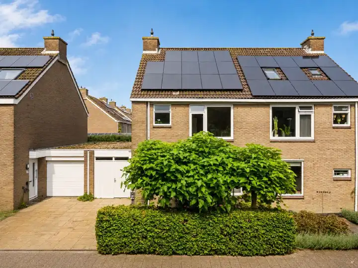 Tussenwoning te koop: Marga Klompéstraat 35, Heuvelweg Alphen Aan Den Rijn