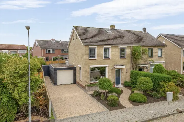 Hoekwoning te koop: Mariniersweg 10, Oude-Tonge centrum Oude-Tonge