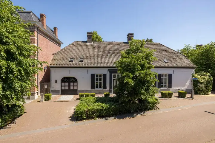 Vrijstaande woning te koop: Markt 2, Waalre Waalre