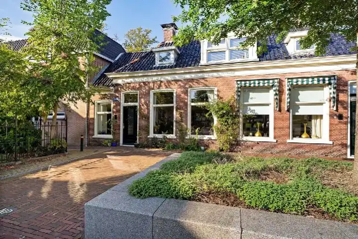 Tussenwoning te koop: Markt 22, Dokkum binnen de Bolwerken Dokkum