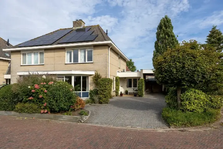 Corner house for sale: Master Keulenstrjitte 2, Zwetteplan Sneek