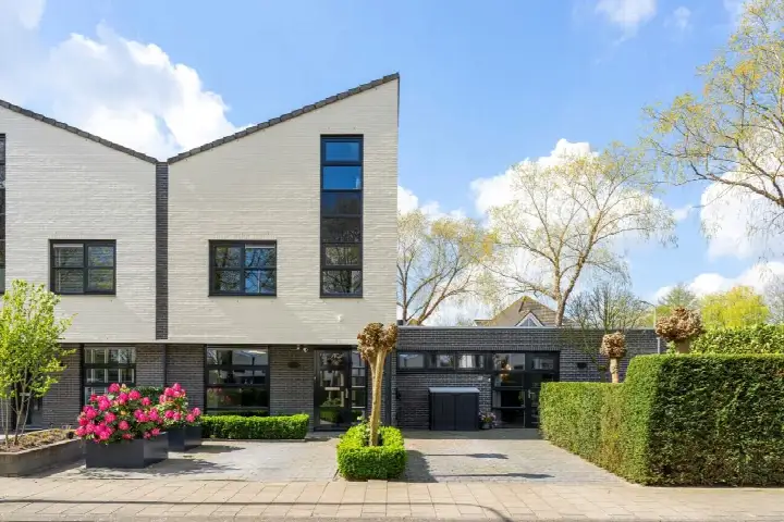 Corner house for sale: Meeresteinstraat 42, Leeuwerik Zuid Tilburg