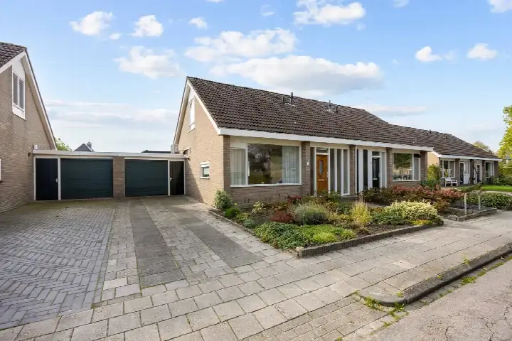 Tussenwoning te koop: Meester J.S. van Weerdenstraat 17, Leens Leens