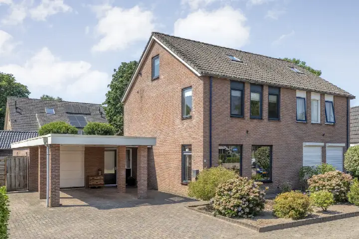 Corner house for sale: Meester van Engbrinkstraat 22, Bruchterveld Kern Bruchterveld