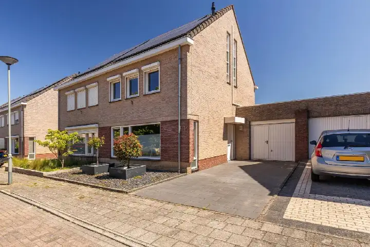 Tussenwoning te koop: Meidoorn 14, Elsloo Elsloo