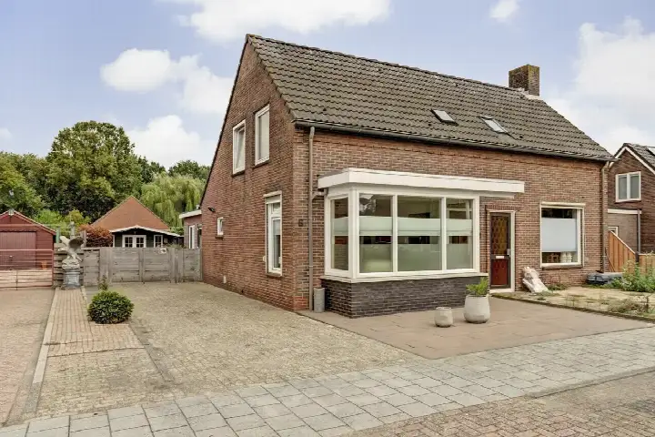 Twee-onder-één-kap te koop: Meidoornlaan 6, Geesbrug Geesbrug