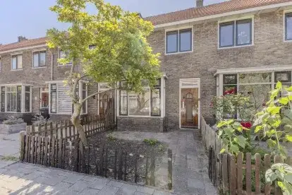 Terraced house for sale: Meidoornstraat 72, Bomenbuurt Zaandam