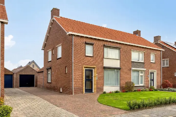 Twee-onder-één-kap te koop: Meidoornstraat 9, Budel Budel