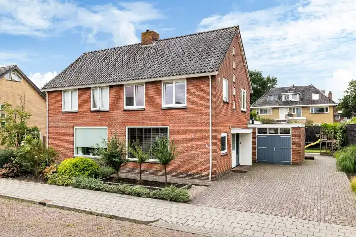 Twee-onder-één-kap te koop: Meineszstraat 3, Midden Heerenveen
