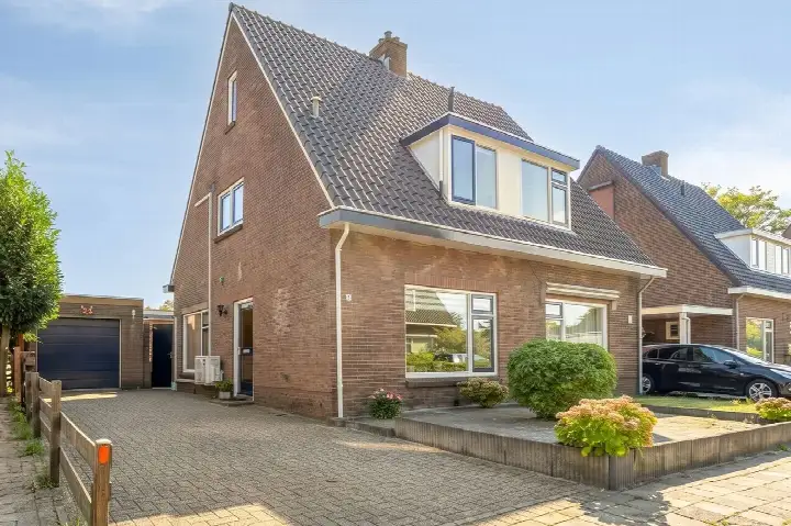 Twee-onder-één-kap te koop: Merwedestraat 5, Velp-Zuid beneden spoorlijn Velp