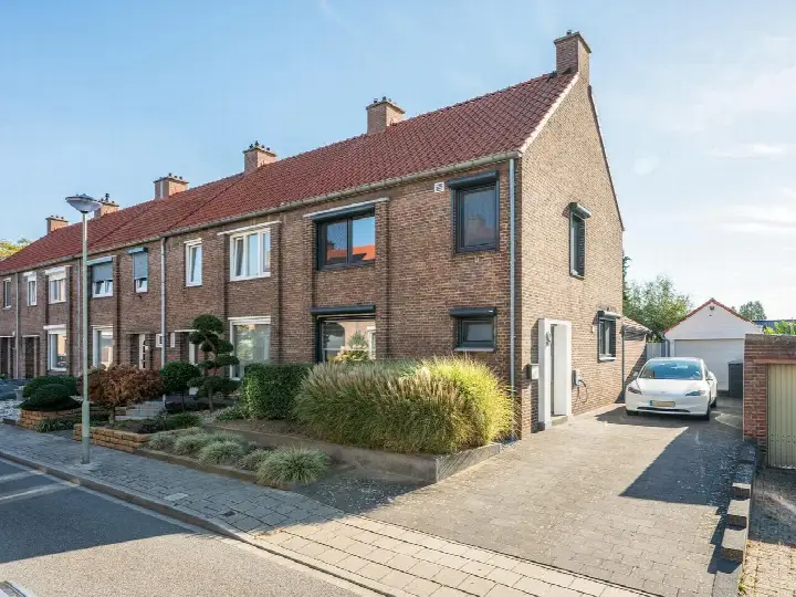 Corner house for sale: Mgr. Feronstraat 9, Geleen-Centrum Geleen