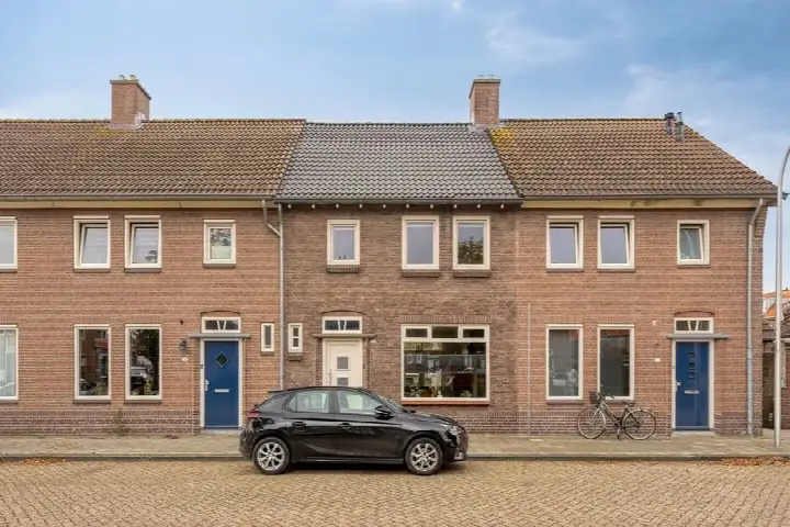 Terraced house for sale: Mgr. Zwijsenstraat 4, Laageinde Waalwijk