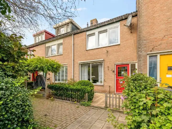 Terraced house for sale: Michiel de Ruyterstraat 81, Weerestein Hillegom
