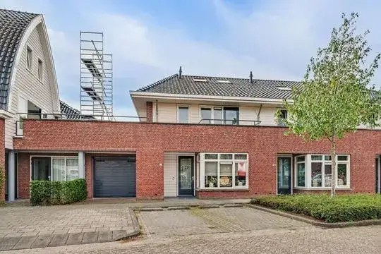 Tussenwoning te koop: Middelmeede 22, De Meede Made