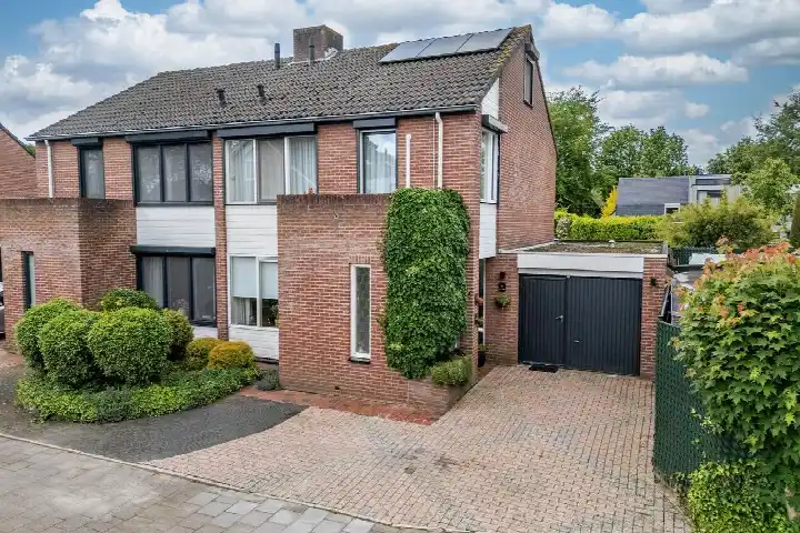 Hoekwoning te koop: Middelreuvelt 77, Middelreuvelt Grubbenvorst