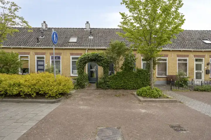 Terraced house for sale: Middenveer 78, Middenveer Sliedrecht