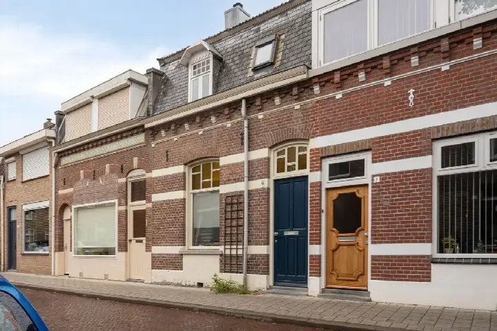 Terraced house for sale: Missionarisstraat 9, Bomenbuurt Oost Tilburg