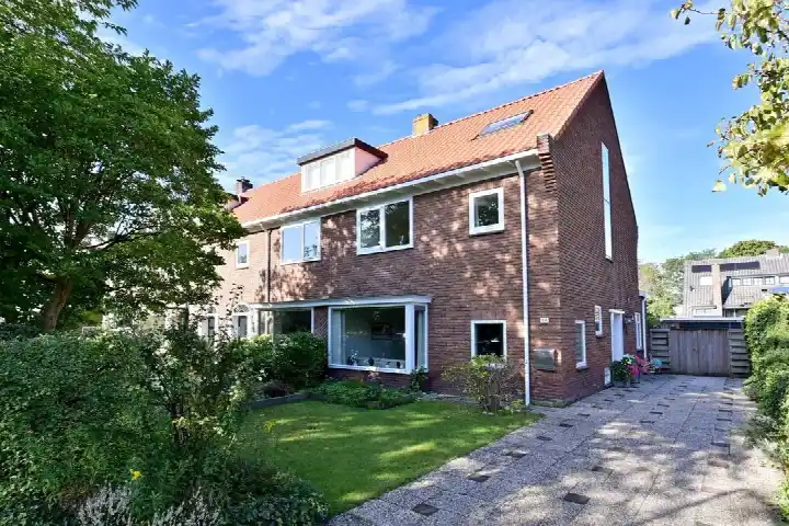 Hoekwoning te koop: Moerbeilaan 70, Bloemenkwartier Zuid Hilversum