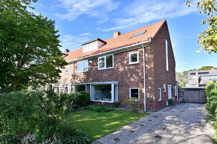 Corner house for sale: Moerbeilaan 70, Bloemenkwartier Zuid Hilversum