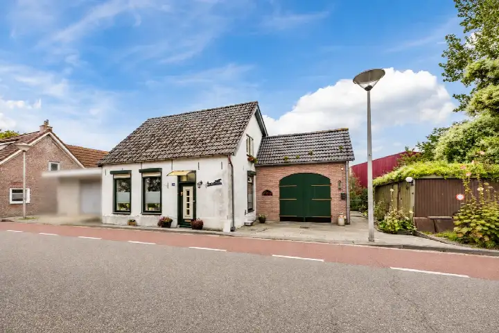 Vrijstaande woning te koop: Molendijk 50, Dinteloord Dinteloord