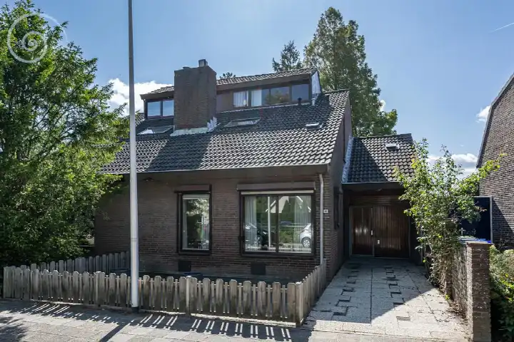 Twee-onder-één-kap te koop: Molenlaan 16, Sommelsdijk bloemenbuurt Sommelsdijk