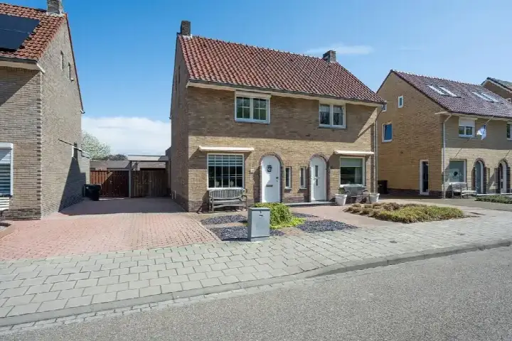 Twee-onder-één-kap te koop: Molenstraat 13, Hondsbroek Born