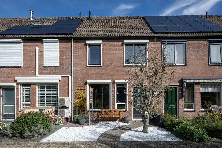 Terraced house for sale: Molenzicht 145, Dirksland centrum Dirksland
