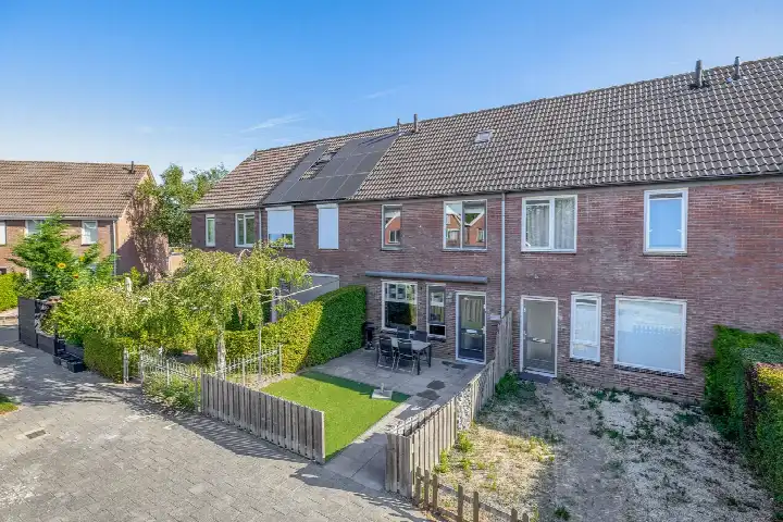 Tussenwoning te koop: Molenzicht 167, Dirksland centrum Dirksland