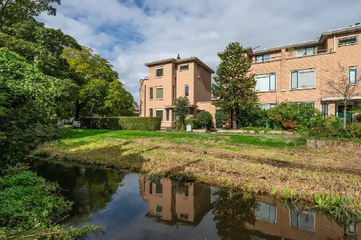 Tussenwoning te koop: Monseigneur van Steelaan 1, Bovenveen zuid Voorburg