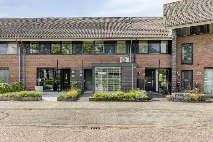 Terraced house for sale: Mosselhoekplein 7, Leeuwerik Midden Tilburg