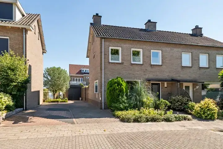 Twee-onder-één-kap te koop: Mr. Tydemanstraat 25, Stationsbuurt Tiel