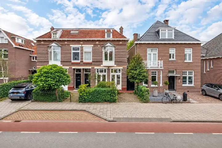 Twee-onder-één-kap te koop: Mr. van Coothstraat 22, Centrum Waalwijk