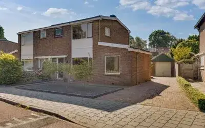 Twee-onder-één-kap te koop: Mr. Zigher ter Steghestraat 10, Torenlanden Steenwijk