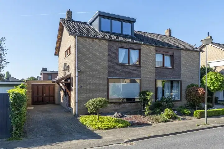 Tussenwoning te koop: Muntstraat 21, Born Born