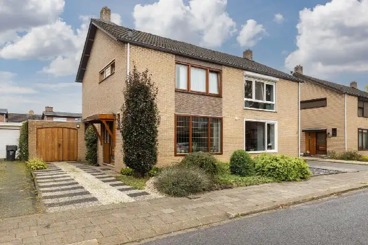 Twee-onder-één-kap te koop: Muntstraat 29, Born Born