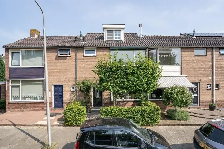 Terraced house for sale: Nachtegaallaan 33, Vogelbuurt-Zuid Sliedrecht