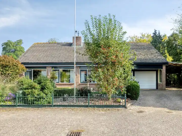 Detached house for sale: Nachtegaallaan 6, Kom Dodewaard met Hien Dodewaard