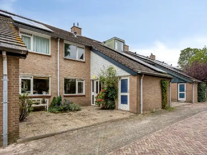 Terraced house for sale: Nagelkruidzoom 6, Voorhof Leiderdorp
