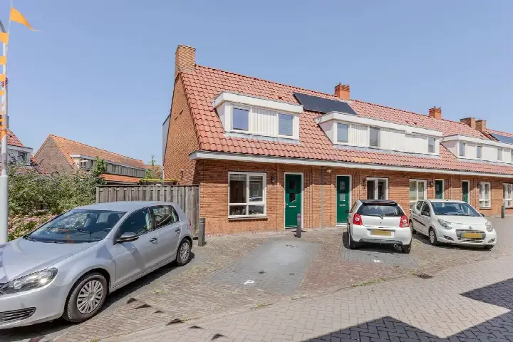 Corner house for sale: Narvastraat 22, Havenbuurt Zaandam