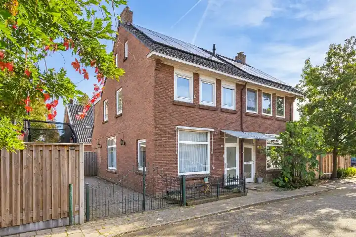 Semi-detached for sale: Nassaustraat 7, Velp-Zuid beneden spoorlijn Velp