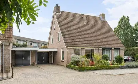 Tussenwoning te koop: Nederburcht 5, Buren Appelenboomgaard Buren
