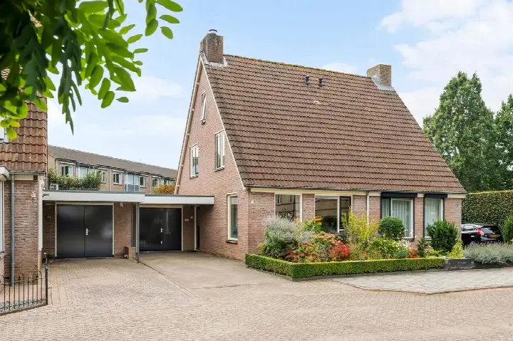 Tussenwoning te koop: Nederburcht 5, Buren Appelenboomgaard Buren (Ge)