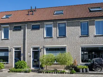 Tussenwoning te koop: Neptunuslaan 34, Oude-Tonge planetenbuurt Oude-Tonge