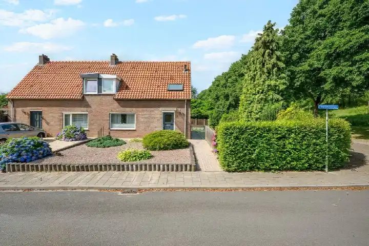 Twee-onder-één-kap te koop: Neptunusstraat 2, Geleen-Centrum Geleen