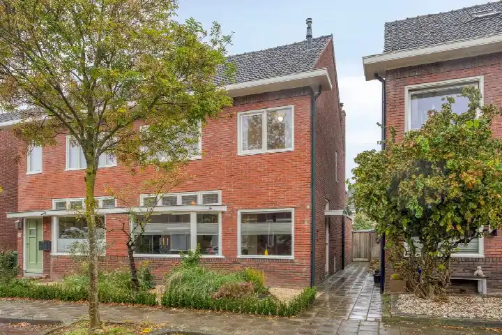 Twee-onder-één-kap te koop: Niasstraat 8, Varvik-Diekman Enschede