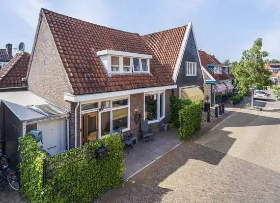 Vrijstaande woning te koop: Nicolaas Baurstraat 18, De Spiker en het industrieterrein Hermes Harlingen