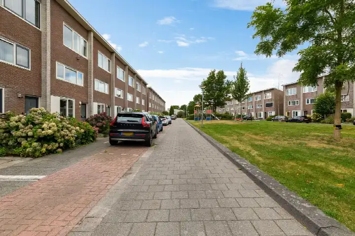 Tussenwoning te koop: Niek Engelschmanstraat 35, De Held Groningen