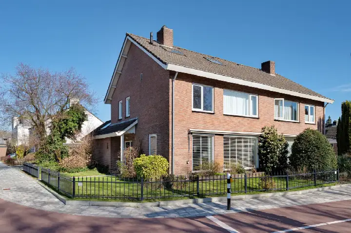 Twee-onder-één-kap te koop: Nieuwe Waalreseweg 2, Centrum Valkenswaard